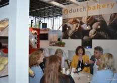 In gesprek bij Dutch Bakery: Monique van Deursen (gele blazer) en naast haar Ron Muijen. 